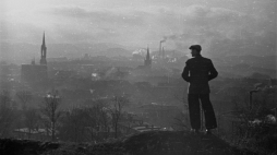 Wałbrzych, listopad 1947 r. Fotoreporter Filmu Polskiego na tle panoramy miasta. Fot. PAP