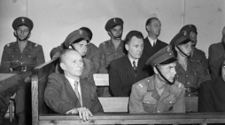 Warszawa 1951 r. Pokazowy proces generałów oskarżonych o szpiegostwo i dążenie do obalenia władzy PZPR, tzw. proces TUN (proces Tatar-Utnik-Nowicki) przed Najwyższym Sądem Wojskowym. Na zdjęciu w ławach oskarżonych siedzą, w pierwszym rzędzie: gen. brygady Stanisław Tatar; w drugim rzędzie: mjr Władysław Roman; w trzecim rzędzie: mjr Szczepan Wacek. Fot. PAP/Stanisław Wdowiński