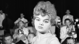 Sopot, 1961-08-25. Violetta Villas podczas występu na pierwszym Międzynarodowym Festiwalu Piosenki w Operze Leśnej. Fot. PAP/CAF/Marek Langda