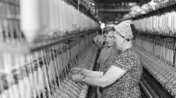 Łódź 1964. Widzewskie Zakłady Przemysłu Bawełnianego 1 Maja (Wi-Ma) w dzielnicy Widzew. Fabryka specjalizowała się w przędzalnictwie bawełny i włókien sztucznych. Fot. PAP/Afa Pixx/Mirosław Stankiewicz