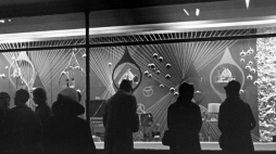 Zakupy przed Bożym Narodzeniem w CDT (Centralnym Domu Dziecka) przy Alejach Jerozolimskich w Warszawie (1964 r.). Fot. PAP/Afa Pixx/Mirosław Stankiewicz