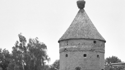 Dobre Miasto 1966. Baszta Bociania - gotycka baszta obronna z XIV–XV wieku, fragment średniowiecznych fortyfikacji miejskich. Fot. PAP/Afa Pixx/Mirosław Stankiewicz