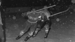 Katowice, 1969-12-01. Turniej hokejowy odbywający się w katowickim Torkacie z okazji Dnia Górnika. Nz. fragmenty spotkania Górniczego Klubu Sportowego (GKS) Katowice (ciemniejsze bluzy) i Banik Ostrava (jaśniejsze bluzy), wygranego przez GKS 6:2. Fot. PAP/Kazimierz Seko