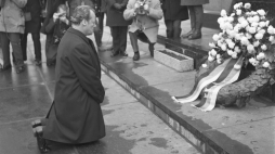 Warszawa 07.12.1970. Kanclerz Niemieckiej Republiki Federalnej (NRF) Willy Brandt złożył wieniec i ukląkł przed pomnikiem Bohaterów Getta. Fot PAP/Stanisław Czarnogórski