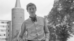 Marek Grechuta laureatem Nagrody Telewizji Polskiej za piosenkę "Wesele" do słów Stanisława Wyspiańskiego na Krajowym Festiwalu Polskiej Piosenki w Opolu w 1969 r. Fot. PAP/CAF/Ryszard Okoński