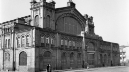 Budynek Hali Gwardii (hala wschodnia) przy placu Żelaznej Bramy 1. W 1953 hala została przekazana Milicyjnemu Klubowi Sportowemu Gwardia. Fot., 1972 PAP/Adam Urbanek