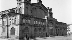 Budynek Hali Gwardii (hala wschodnia) przy placu Żelaznej Bramy 1. W 1953 hala została przekazana Milicyjnemu Klubowi Sportowemu Gwardia. Fot., 1972 PAP/Adam Urbanek
