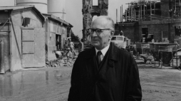 Jan Zachwatowicz na terenie odbudowywanego Zamku Królewskiego, 1972 r Fot. PAP/CAF/Bolesław Miedza