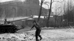 Katowice 16.12.1981. Pacyfikacja Kopalni Węgla Kamiennego Wujek. Fot. PAP/Marek Janicki