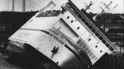 Szwecja, Ystad, 1982. Prom Jan Heweliusz przechylił się w porcie w Ystad. Uniknął zatonięcia, bo oparł się o nabrzeże. Fot. PAP/archiwum