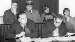 Warszawa, 1983-02. Proces organizatorów Radia Solidarność w Sądzie Warszawskiego Okręgu Wojskowego. Nz. na ławie oskarżonych: Zbigniew Romaszewski (L), Zofia Romaszewska (2P), Danuta Jadczak (P). Obrońcy: mec. Jan Olszewski (L) i mec. Jacek Taylor (P). Fot. PAP/Grzegorz Rogiński