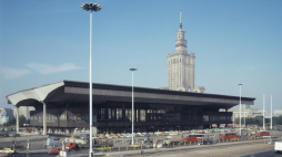 Dworzec kolejowy Warszawa Centralna w Alejach Jerozolimskich. Fot. PAP/Tomasz Prażmowski