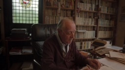 Jerzy Giedroyć w siedzibie Instytutu Literackiego przy Avenue de Poissy 91 w Achères, 1997 r. Fot. PAP/Jerzy Ruciński