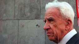 Stanisław Broniewski "Orsza" na rogu Mysiej i Nowego Światu w Warszawie podczas odsłonięcia tablicy upamiętniającej aresztowanie współtwórcy i pierwszego Naczelnika Szarych Szeregów, harcmistrza Floriana Marciniaka, 6 maja 1997 r. Fot. PAP/CAF Andrzej Rybczynski