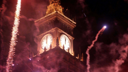 Warszawa.1.01.2001. Północ na nowym, millenijnym zegarze na Pałacu Kultury. Fot. PAP-Przemek Wierzchowski