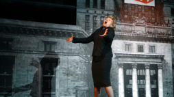 Krystyna Janda podczas pokazu dla mediów, sztuki "Biała bluzka" w reżyserii Magdy Umer w "Och-Teatrze" w 2010 r. Fot. PAP/Tomasz Gzell