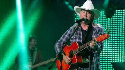 Lonstar (Michał Łuszczyński) na scenie amfiteatru w Mrągowie podczas 30. edycji Festiwalu Piknik Country. Fot. PAP/Adrian Starus 