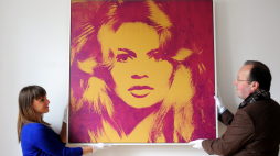 Pracownicy galerii Florian Sundheimer trzymają portret Brigitte Bardot autorstwa Andy'ego Warhola podczas prezentacji przedmiotów aukcyjnych Guntera Sachsa w Monachium, Niemcy, 23 kwietnia 2012 r. Fot. EPA/ANDREAS GEBERT Strona: PAP/EPA