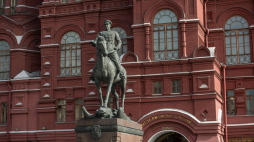 Pomnik marszałka Żukowa na Placu Czerwonym w Moskwie. Fot. PAP/Wojciech Pacewicz