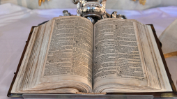 Biblia z 1720 r. w Kościele Pokoju w Świdnicy. Fot. PAP/Maciej Kulczyński