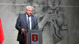 Knut Abraham przemawia podczas uroczystych obchodów 81. rocznicy wybuchu II Wojny Światowej w Wieluniu. Fot. PAP/Grzegorz Michałowski