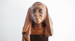 Popiersie siostry Elżbiety Róży Czackiej w Specjalnym Ośrodku Szkolno-Wychowawczy dla Dzieci Niewidomych im. Róży Czackiej w Laskach koło Warszawy. Fot. PAP/Albert Zawada 