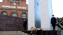 Uroczystości złożenia kwiatów pod pomnikiem ku czci górników kopalni "Wujek" poległych 16 grudnia 1981 r. w 2022 r. Fot. PAP/Tomasz Wiktor