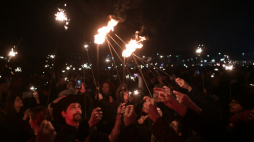Mieszkańcy stolicy podczas "Cichego Sylwestra" na Bulwarach Pattona w Warszawie. Fot. PAP/Marcin Obara