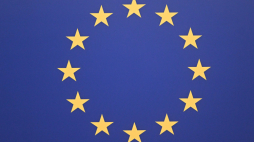 Flaga Unii Europejskiej w Strasburgu. Fot. PAP/Radek Pietruszka