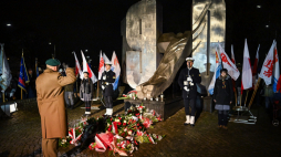 Obchody rocznicy wydarzeń Grudnia'70 przed pomnikiem Ofiar Grudnia '70 w Gdyni 17 grudnia 2024 r. Fot. PAP/Adam Warżawa 