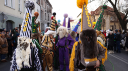 Jukace witają Nowy Rok 2025 na ulicach miasta. Fot. PAP/Jarek Praszkiewicz