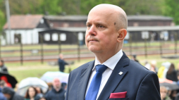 Dyrektor Muzeum Stutthof w Sztutowie Piotr Tarnowski podczas obchodów 80. rocznicy oswobodzenia KL Stutthof, 9 maja 2025 r. PAP/Andrzej Jackowski