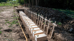 Pogrzeb ekshumowanych szczątków polskich ofiar zbrodni wołyńskiej na terenie dawnej wsi Puźniki. Fot. PAP/Vladyslav Musiienko