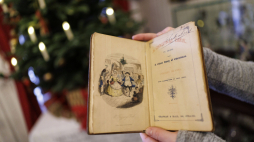 Pierwsze wydanie Opowieści wigilijnej Dicmensa. Fot. PAP/EPA/Tolga Akmen