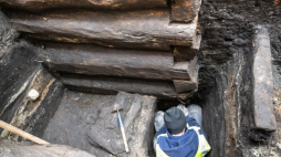 Fragment drewnianych konstrukcji z XIII wieku odkrytych na dziedzińcu Domu Mikołaja Kopernika w Toruniu. Fot. PAP/Tytus Żmijewski