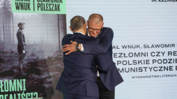 Rafał Wnuk i Sławomir Poleszak, auotrzy książki „Niezłomni czy realiści? Polskie podziemie antykomunistyczne bez patosu”, podczas gali rozdania Nagrody Historycznej m.st. Warszawy im. Kazimierza Moczarskiego w stołecznej Bibliotece Narodowej, 30 listopada 2025 r. Fot. PAP/Tomasz Gzell