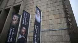 Banery Galerii Sztuki Europejskiej przed gmachem głównym Muzeum Narodowego w Krakowie. Fot. PAP/Łukasz Gągulski
