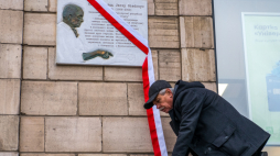 Uroczystość odsłonięcia tablicy pamięci Jerzego Giedroycia na ulicy jego imienia w Kijowie. Fot. PAP/Vladyslav Musiienko