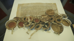 Jeden ze zwróconych Polsce dokumentów skradzionych w czasie wojny prze Niemców. Fot. PAP/Rafał Guz 