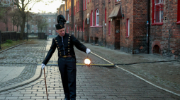 Barbórka na osiedlu Nikiszowiec w Katowicach, górnik w starym mundurze galowym. Fot. PAP/Jarek Praszkiewicz 