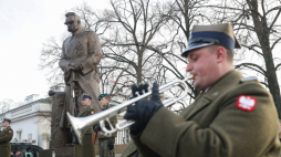Uroczystość złożenia kwiatów w 158. rocznicę urodzin marszałka Józefa Piłsudskiego przed pomnikiem Marszałka przy Belwederze w Warszawie, 5 grudnia 2025 r. Fot. PAP/Tomasz Gzell