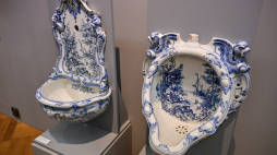 Wystawa „Tam gdzie król chodził piechotą”, prezentująca naczynia toaletowe – nocniki, muszle klozetowe, baseny i kaczki w Pałacu Królewskim we Wrocławiu. Fot. PAP/Maciej Kulczyński