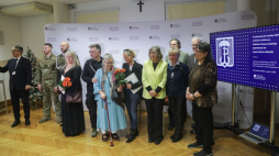 Dyrektor AAN Mariusz Olczak (z lewej) i darczyńcy: Ewa Dutkiewicz (czwarta od lewej), Barbara Magalska (szósta od lewej) i Zofia Ustaborowicz-Sobiepanek (z prawej) podczas przekazania archiwów żołnierzy batalionu AK „Parasol” do zasobu Archiwum Akt Nowych. Fot. PAP/Tomasz Gzell