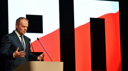 Premier Donald Tusk podczas spotkania ph. „Tu jest Polska” w Centrum Nauki, Kultury i Sztuki Stara Kopalnia w Wałbrzychu. Wydarzenie zorganizowano w ramach centralnych obchodów 80. rocznicy włączenia Ziem Zachodnich i Północnych do Rzeczypospolitej Polskiej. Fot. PAP/Maciej Kulczyński