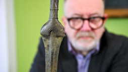Miecz mający ok. 3000 lat, prezentowany w siedzibie Muzeum Regionalnego w Szczecinku. Placówka wzbogaciła się o znaleziska, odkryte w trakcie prac archeologicznych w okolicy miejscowości Grzmiąca. Fot. PAP/Piotr Kowala
