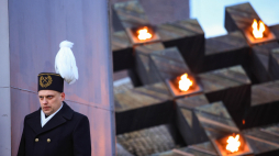 Uroczystości przed pomnikiem poległych górników KWK „Wujek” w Katowicach w 44. rocznicę pacyfikacji kopalni. Fot. PAP/Jarek Praszkiewicz