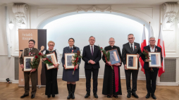 Zastępca prezesa IPN dr hab. Karol Polejowski (C) i nagrodzeni: ppłk. Tomasz Ogrodniczuk (L), Hanna Grzelczyk (2L), por. Natalia Górska (3L), ks. dr Michał Sołomieniuk (3P), prof. Filip Kaczmarek (2P) i Dariusz Jankowski (P) podczas Gali XVI edycji Nagrody Honorowej Prezesa IPN „Świadek Historii” w Poznańskim Bazarze. Fot. PAP/Jakub Kaczmarczyk