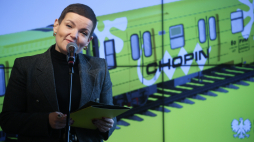 Minister kultury i dziedzictwa narodowego Marta Cienkowska opowiada o akcji „PWM w ruchu. Pociąg Wypełniony Muzyką”. Fot. PAP/Leszek Szymański
