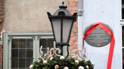 Tablica upamiętniająca pracownię prof. Franciszka Duszeńki przy ul. Chlebnickiej 11/12 w Gdańsku. Fot. PAP/Andrzej Jackowski 