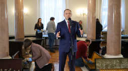 Prezydent RP Karol Nawrocki przemawia podczas demontażu Okrągłego Stołu w Pałacu Prezydenckim w Warszawie. Stół ma trafić do Muzeum Historii Polski. Fot. PAP/Albert Zawada